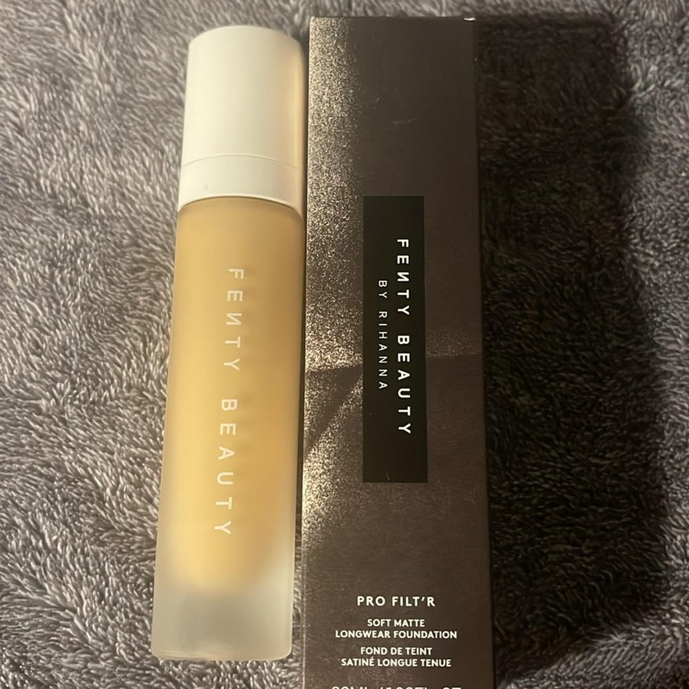 Fenty 295 Pro Filt'r Soft Matte Longwear Foundation - Picture 4 of 5